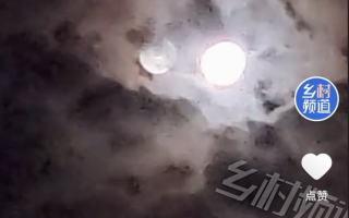 月亮东边挂(打一字)，月亮东边挂打一字
